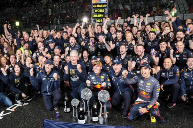 开云体育下载-维斯塔潘何以加冕双冠王①：与RB18赛车“完美融合”